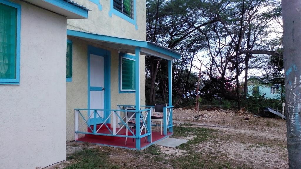 Waikiki Guest House Treasure Beach Bilik gambar